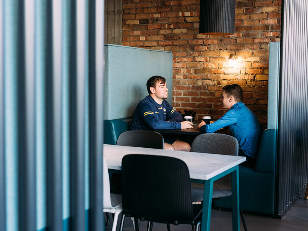 2 students drinking coffee